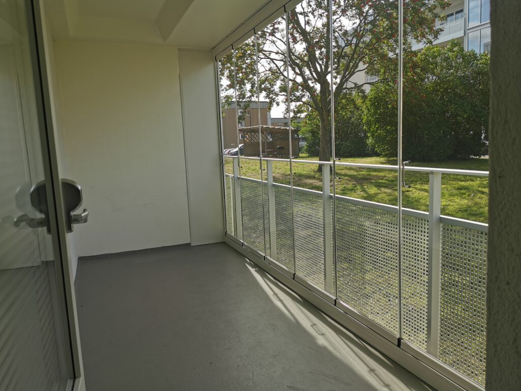 Ljus-grönt-tom-veranda