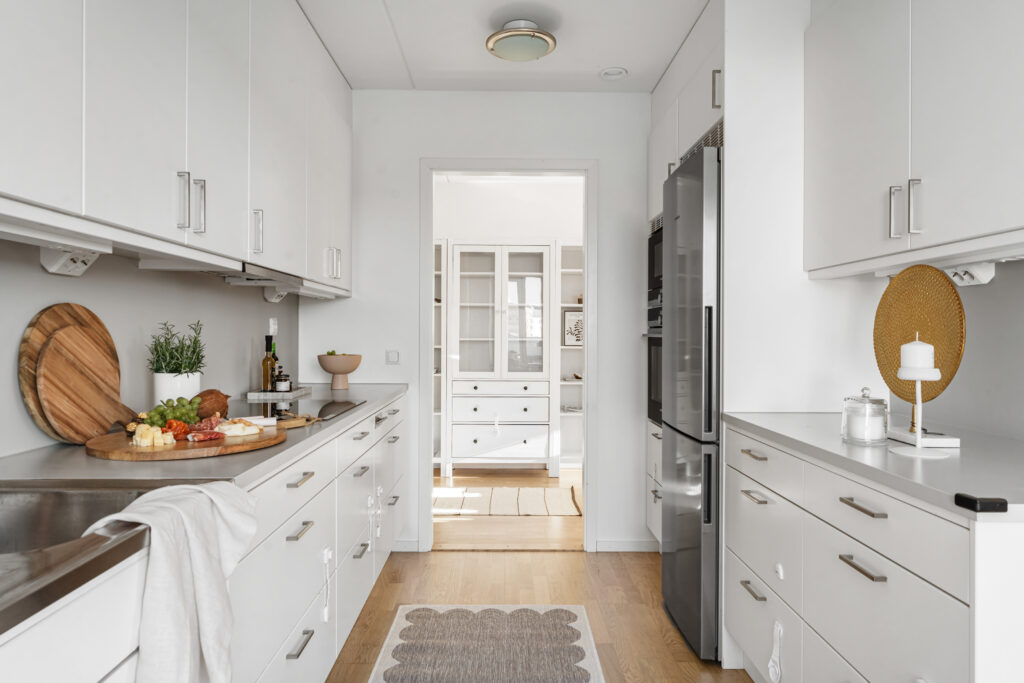 vitt-kök-efter-homestyling-kista-torn.jpg