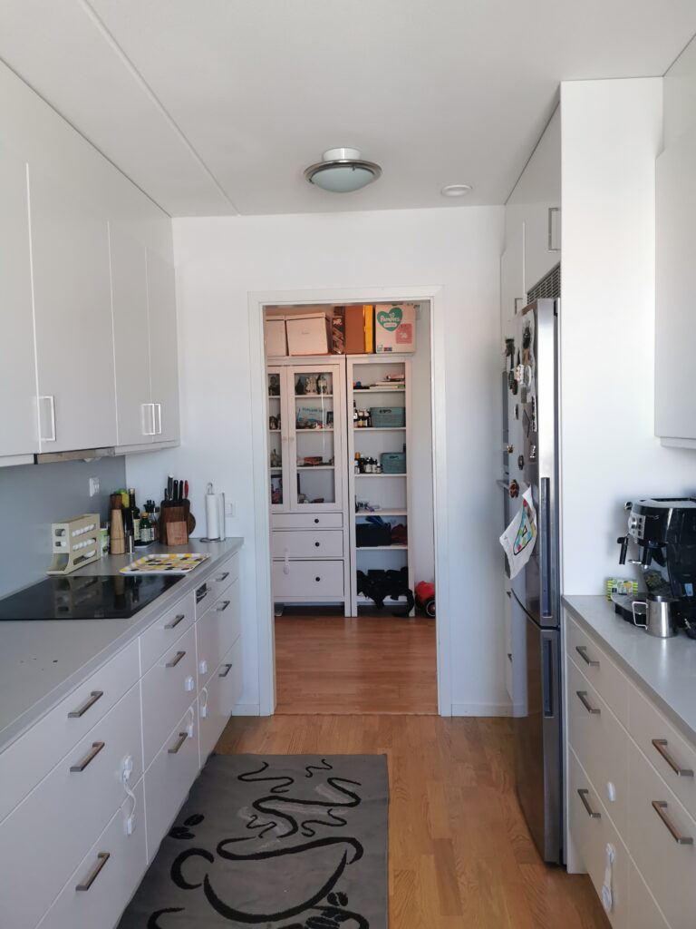 Vitt-kök-före-homestyling-kista-torn