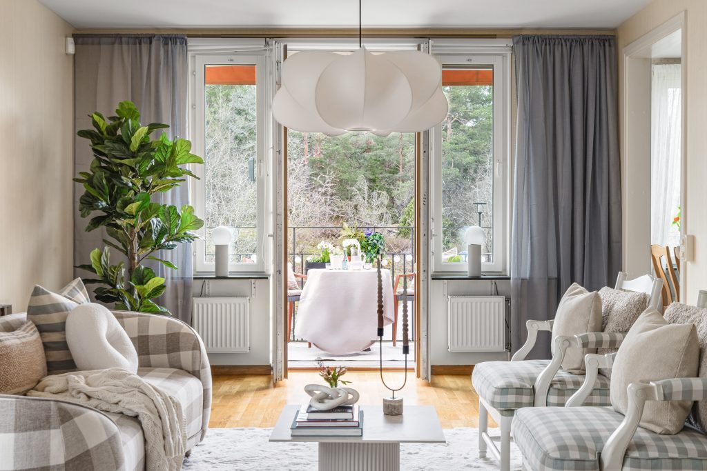 Homestyling i Stockholm med ljus vardagsrum och balkong inför försäljning i nästa livsfas